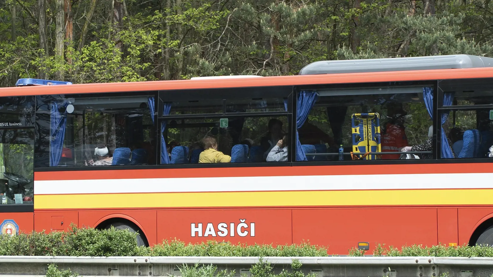 Dopravná nehoda, ktorá sa v pondelok predpoludním stala na diaľnici D2 v smere do Kútov, si vyžiadala jednu obeť, 59 osôb utrpelo zranenia rôzneho rozsahu.
