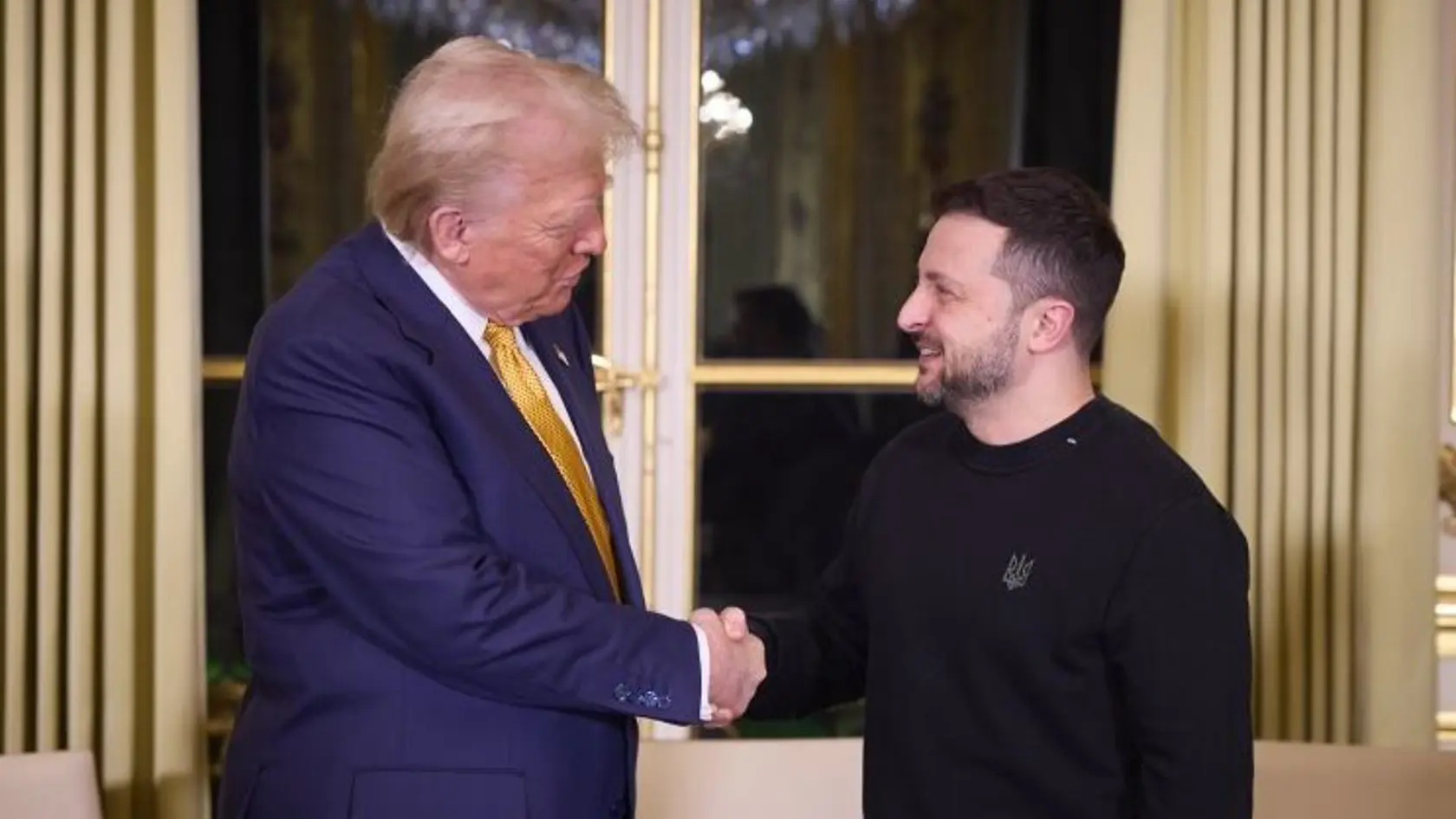 Podľa najnovšieho návrhu by USA získali výsadný prístup k ukrajinským ložiskám nerastných surovín a Kyjev by zároveň vkladal do spoločného investičného fondu všetky príjmy ukrajinských štátnych a súkromných firiem získané z ťažby prírodných zdrojov, píše Reuters. Navrhovaná dohoda by však Kyjevu neposkytla bezpečnostné záruky zo strany USA, ktoré považuje ukrajinská hlava štátu Volodymyr Zelenskyj za hlavnú prioritu v boji proti ruským silám.