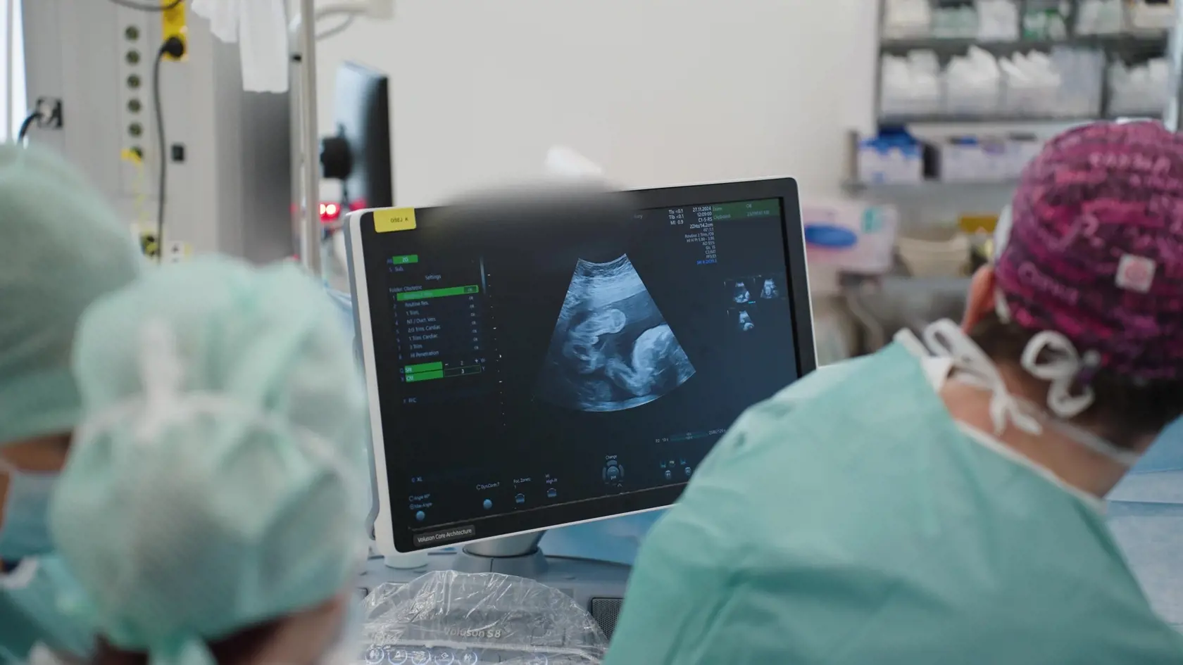 Dá sa to nazvať malým zázrakom. Tridsaťročná mamička Lucia sa dnes, vďaka lekárom z Centra fetálnej medicíny v Nemocnici Bory, teší zo zdravých dvojčiat Dominika a Dávida. Lekári sa v 23. týždni tehotenstva rozhodli pre jedinečnú, život zachraňujúcu vnútromaternicovú operáciu.