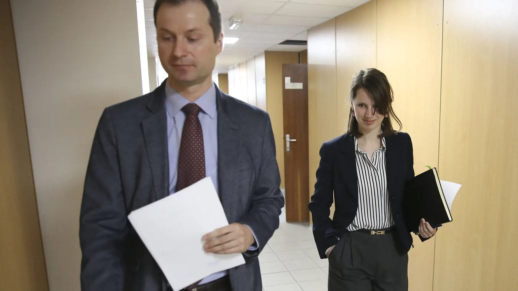 Bývalá pracovníčka Zuzana Hlávková a riaditeľ Transparency International Gabriel Šípoš