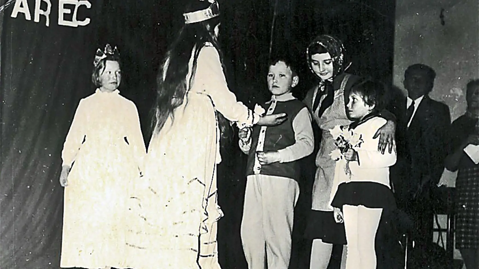 1963, Štiavnické Bane: Žiaci základnej školy si pri príležitosti sviatku nacvičili divadielko o bračekovi a sestričke, ktorí sa stratili. Mamičky detí boli predstavením nadšené. 