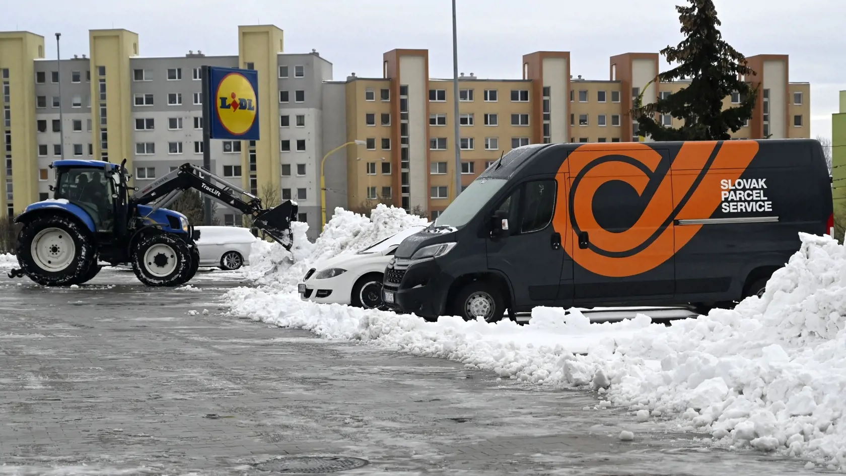 Na východnom Slovensku do nedele rána nasnežilo miestami 15 až 30 centimetrov snehu, ojedinele aj viac. Väčšinou mrzne a stále fúka silný až prudký severný vietor, ktorý spôsobuje výrazné komplikácie v doprave. Na snímke snehová kalamita v Košiciach 11. decembra 2022.