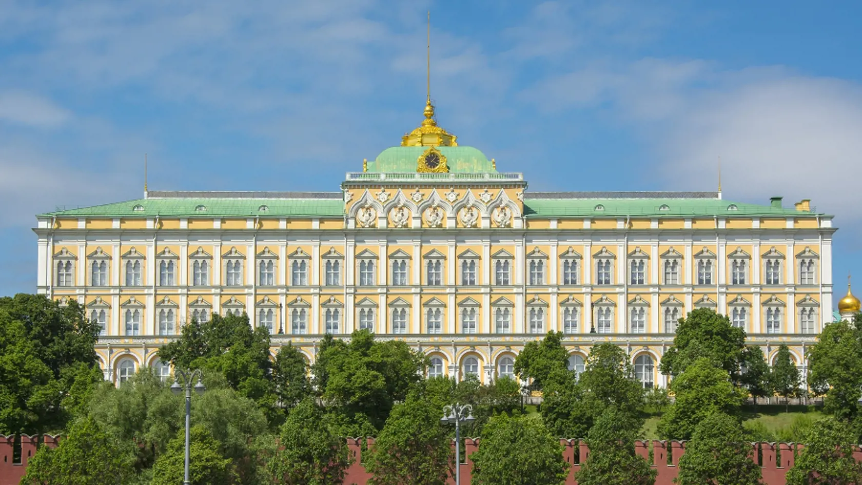 Kancelária prezidenta sa nachádza v kremeľskom Senáte, historickej budove postavenej na príkaz Kataríny Veľkej v rokoch 1776 až 1787.