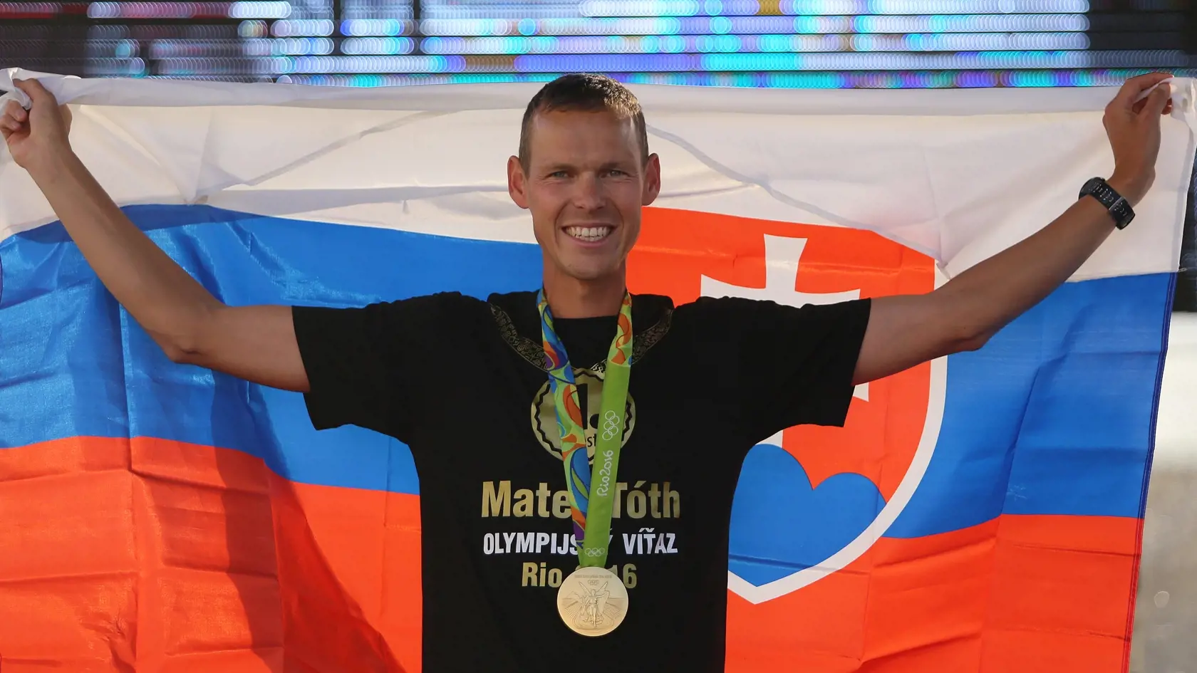 Matej Tóth so slovenskou vlajkou počas v Banskej Bystrici.