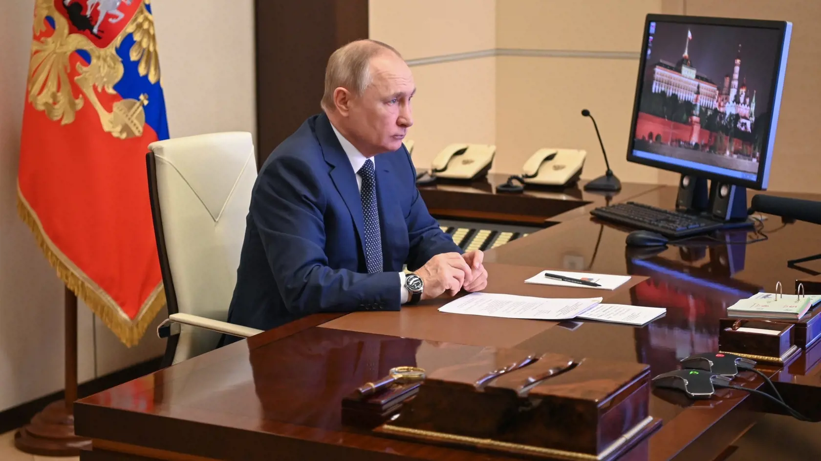 EBE 28 Moskva - Na snímke ruský prezident Vladimir Putin v televíznom prenose počas vztyčovania vlajky na novom ruskom trajekte v severnom Rusku v prezidentskej rezidencii Novo Ogarjovo pri Moskve v Rusku 4. marca 2022. Putin vyhlásil, že bez ohľadu na to, "aké to bude ťažké", bude jeho krajina pokračovať vo svojom rozvoji a oznámil posilnenie dopravnej a logistickej infraštruktúry. Zároveň vyzval "susedov Ruska", aby neeskalovali napätie. Moskva si podľa neho plní všetky záväzky. FOTO TASR/AP

