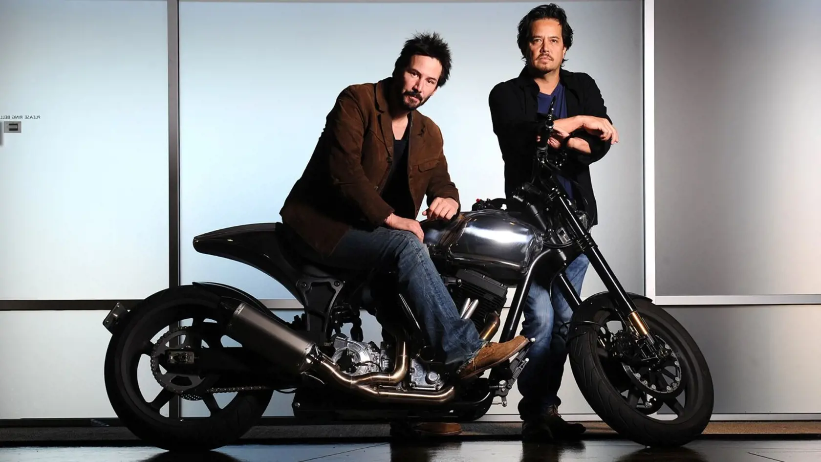 Keanu Reeves (58) – ARCH motocykle: 
Akčný hrdina a zanietený motorkár sa pustil do mechanického biznisu prémiových motoriek na mieru, ktoré ručne montujú v značkovej dieli v Los Angeles.