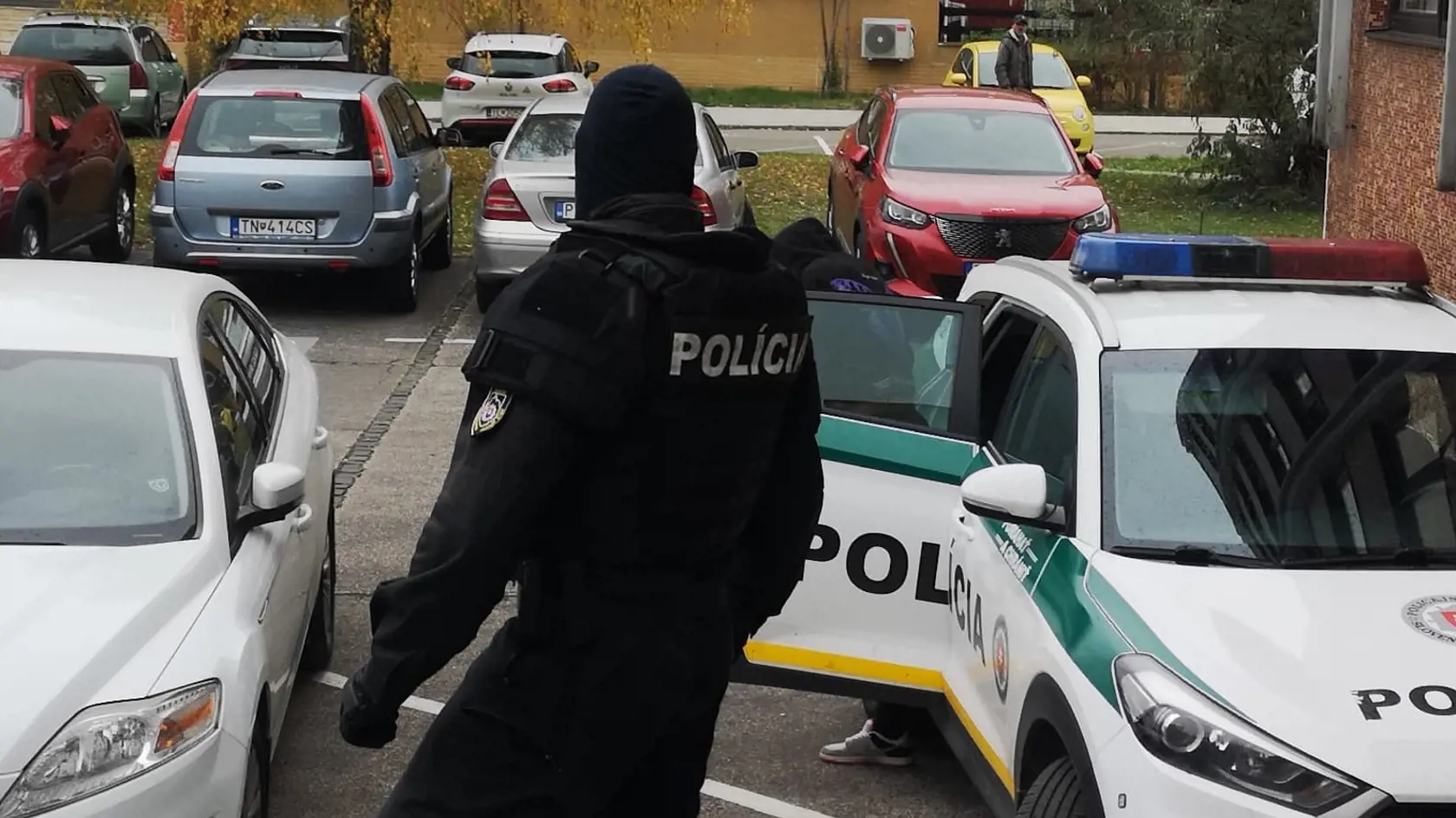 Daniela priviedli na súd do Trenčína policajti v putách.