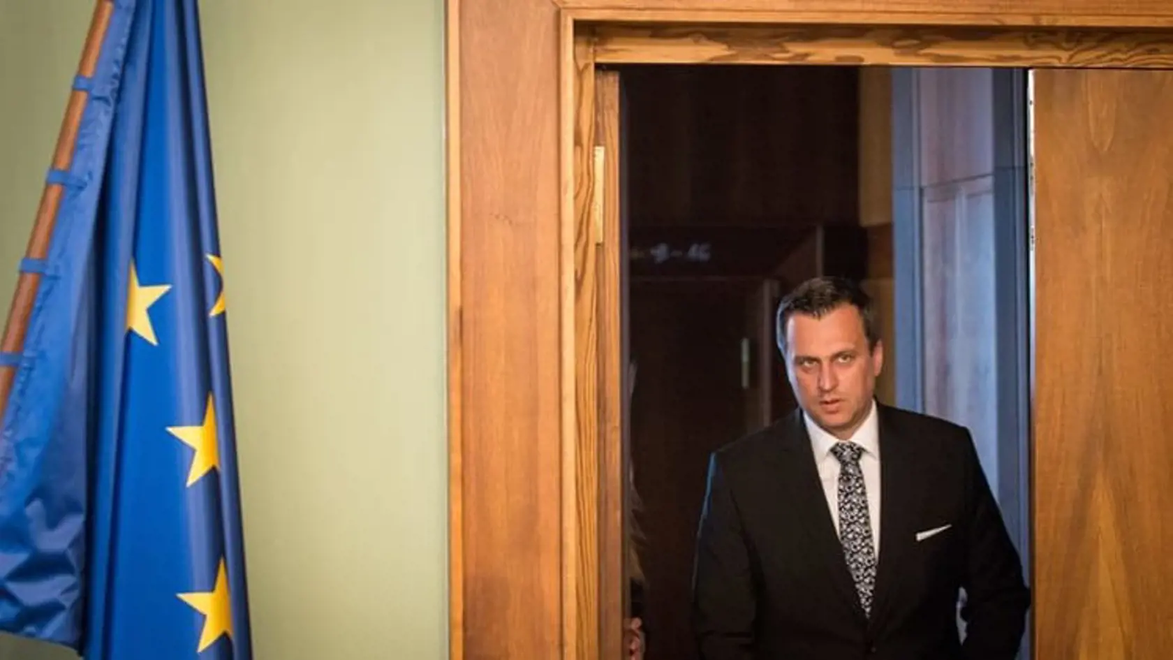Danko poukázal na šialené mzdy a odmeny funkcionárov únie na jednej strane a na zúfalosť pri riešení problémov, ako bola utečenecká kríza na strane druhej.