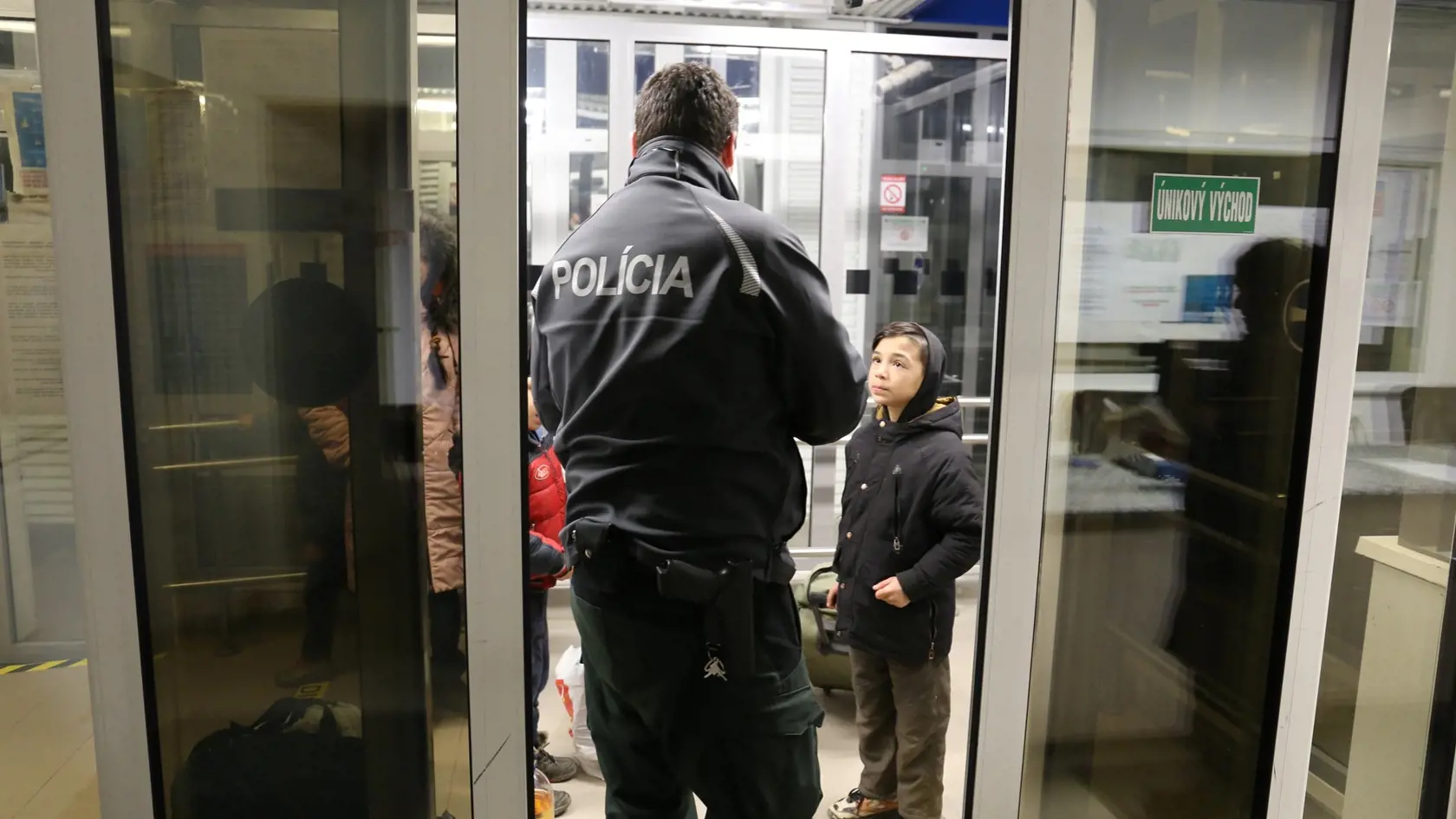 V piatok (18. 3.) prekročilo slovensko-ukrajinskú hranicu 5271 ľudí z Ukrajiny. Išlo o 841 mužov, 2715 žien a 1715 detí. O dočasné útočisko požiadalo 2698 osôb. TASR o tom informoval tlačový odbor Ministerstva vnútra (MV) SR.