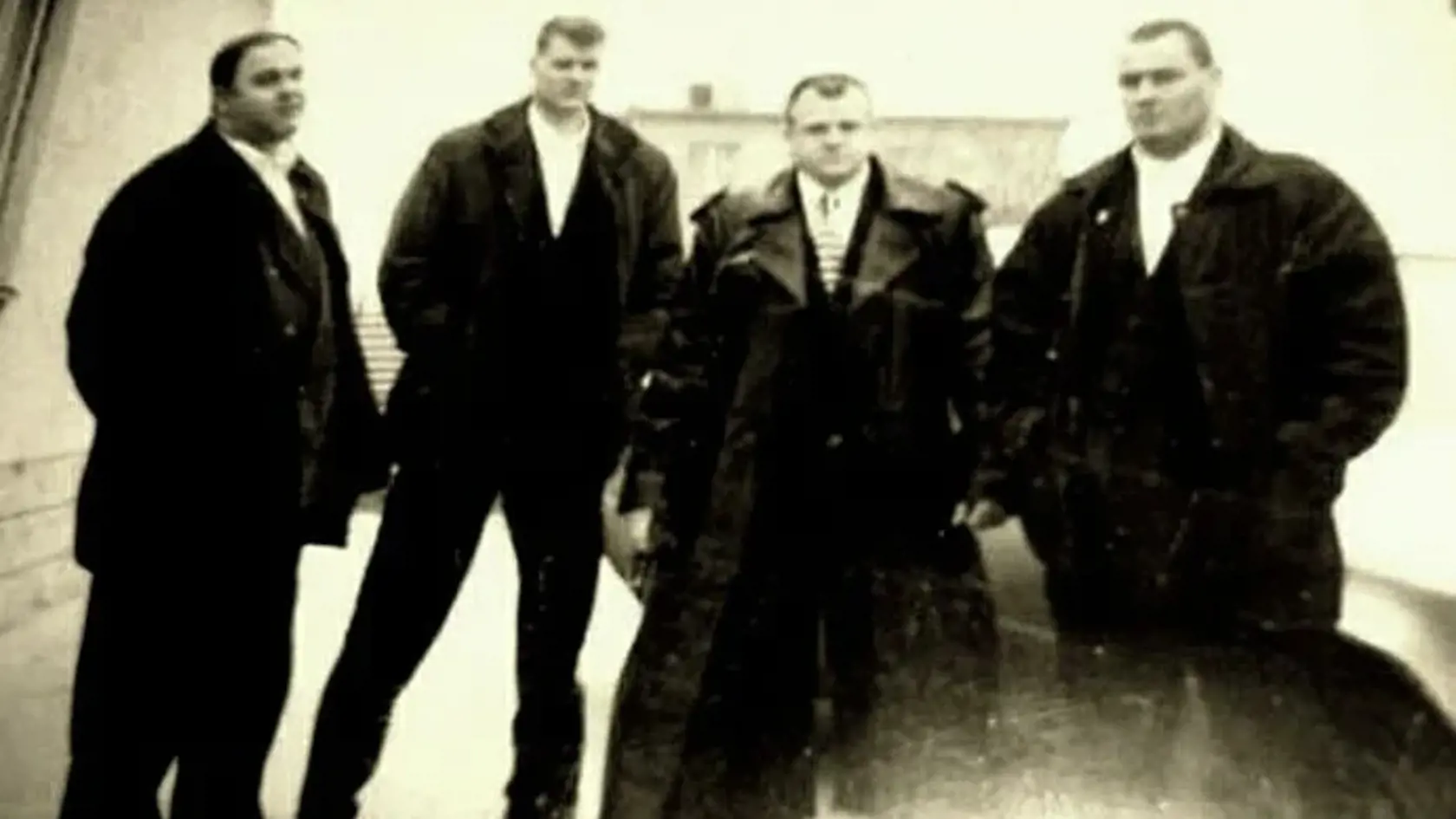 Klan pápayovcov vládol Dunajskej Strede do marca roku 1999. Vtedy totiž desiatich členov tejto mafiánskej rodiny v bare Fontána zmasakrovali konkurenční sátorovci.