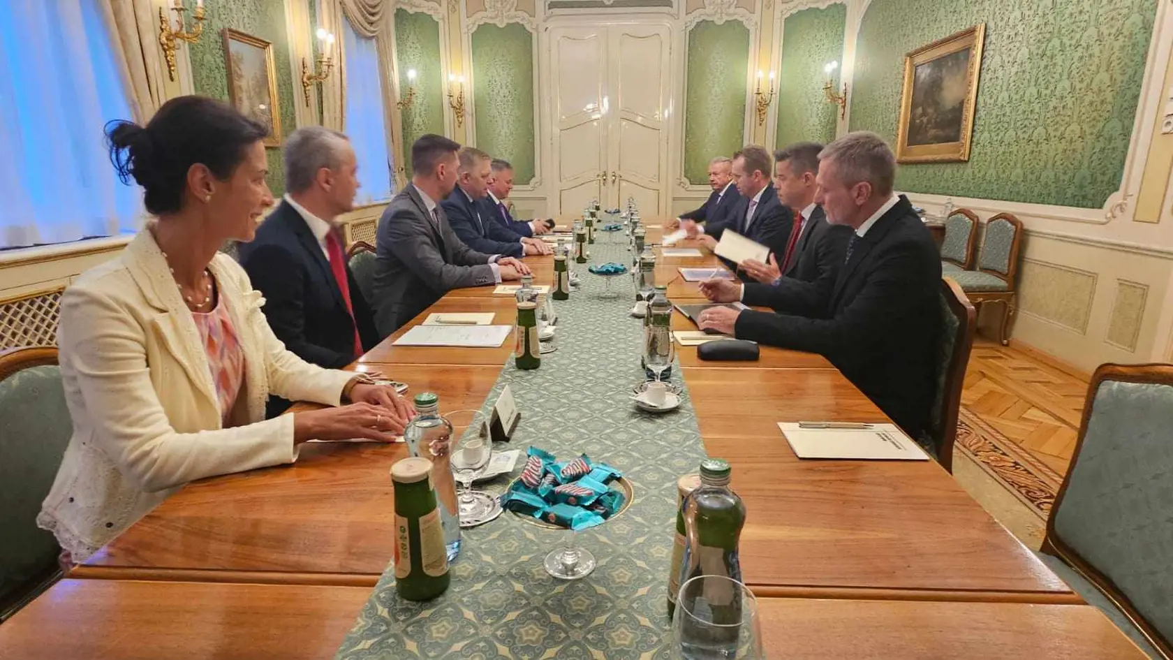 Premiér Robert Fico počas stretnutia so zástupcami obchodných reťazcov na Úrade vlády.