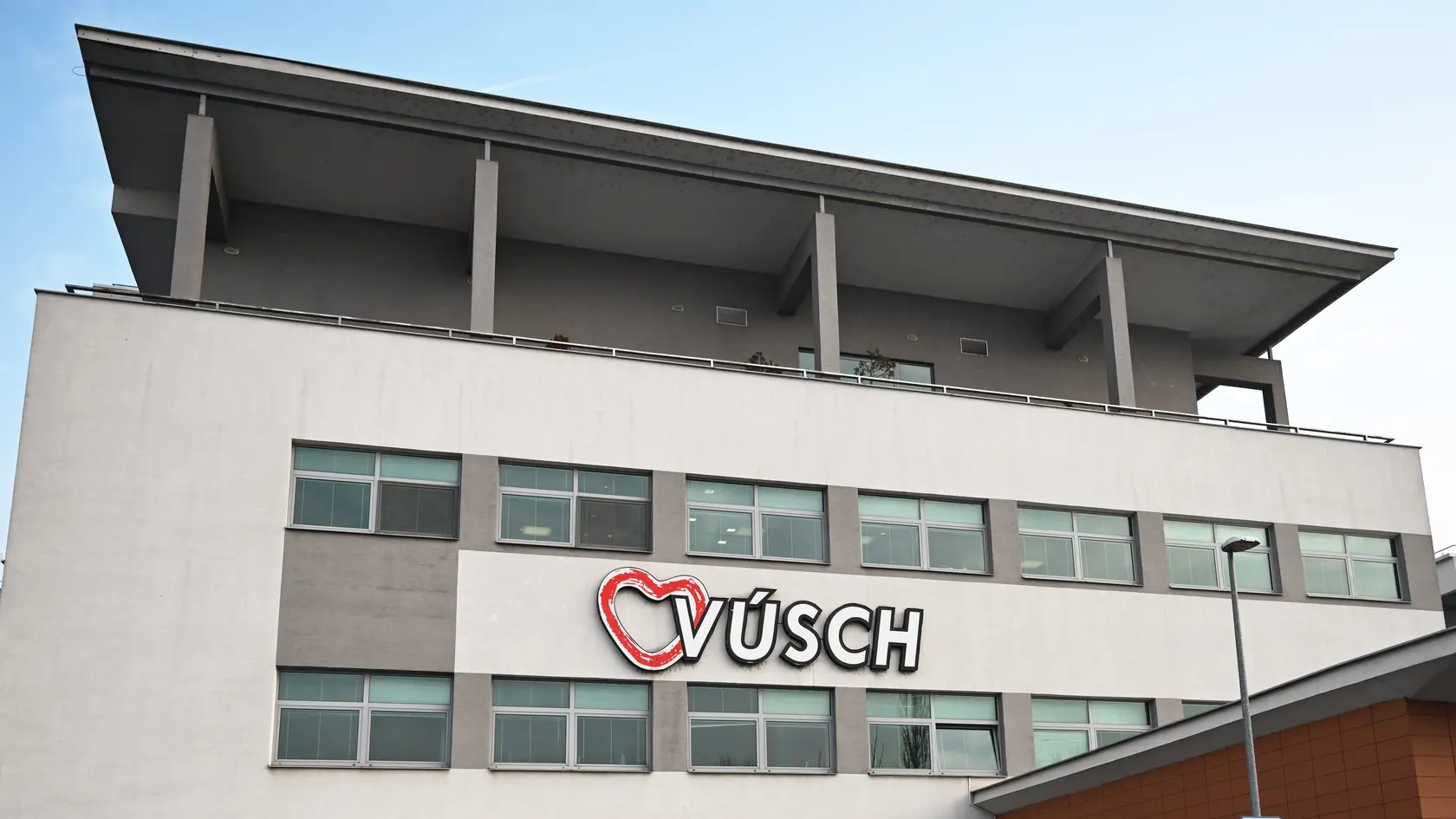 Východoslovenský ústav srdcových a cievnych chorôb (VÚSCH) počas tlačovej konferencie na tému 3D endoskopické operácie srdca realitou. Náročné zákroky, ako napr. operácia mitrálnej chlopne, sa vďaka novej 3D endoskopickej veži budú realizovať z malého rezu a niekoľkých portov (malé vstupy do hrudnej dutiny) bez toho, aby kardiochirurgovia museli otvárať celý hrudník. V Košiciach 25. februára 2025. FOTO TASR – František Iván