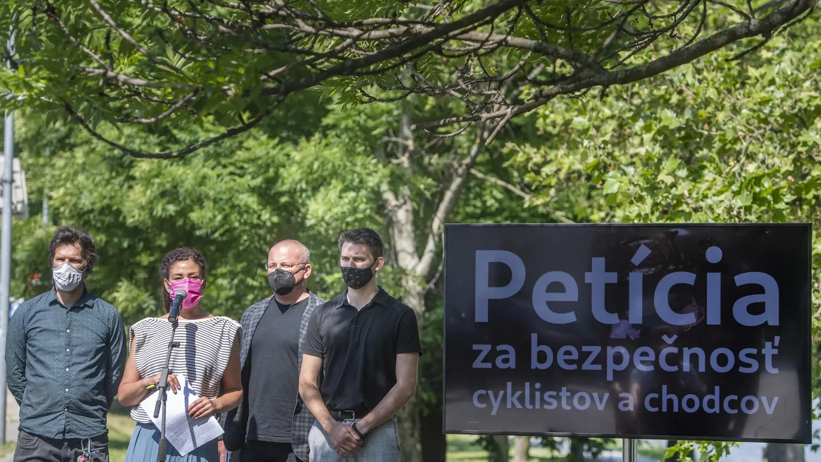 Na snímke zľava cyklokoordinátor mesta Bratislava Tomáš Peciar, europoslankyňa Lucia Ďuriš Nicholsonová,  majiteľ tímu FireFly a cyklista Rastislav Zoller a šéf petičného výboru Denis Vojtičko počas tlačovej konferencie petičného výboru o Petícii za prijatie opatrení na zvýšenie bezpečnosti cyklistov a chodcov na slovenských cestách 4. júna 2021 v Bratislave. FOTO TASR - Martin Baumann