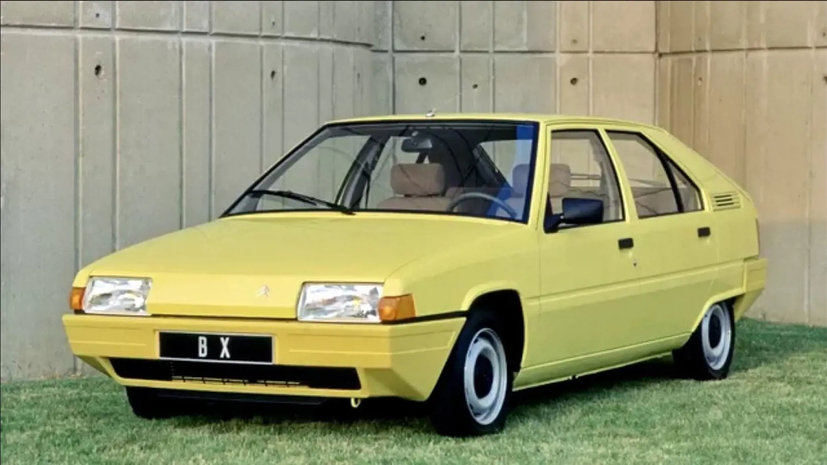 Nenápadný, hranatý a v istej dobe veľmi obľúbený Citroen sedan/hatcback BX 14 sa do histórie mafiánskych áut na Slovensku zapísal nezmazateľnými písmenami. Toto auto bolo ,,zapletené,, do vôbec prvej verejnej mafiánskej vraždy na Slovensku. Bolo to v roku 1995, 6. júla. Akísi ,,Tuti,, a ,,Papas,, Danišovci prechádzali v červenej BX 14-tke po Štefanovičovej ulici v Bratislave, keď nastala detonácia. Kúsky ich tiel rozmetalo do širokého okolia. Vladimír Daniš, prezývaný Tuti, bol jedným z prvých bossov bratislavského podsvetia a vraj bol priekopníkom vo vyberaní výpalného. Prví policajti, ktorí prišli na miesto výbuchu, boli bezradní. Niektorí si zakrývali oči pred kúskami tiel, ktoré boli rozmetané v okolí niekoľkých desiatok metrov. V blízkosti atentátu sa nachádzal známy bratislavský pub, kde mal Tuti byť a často sa tam zdržiaval.