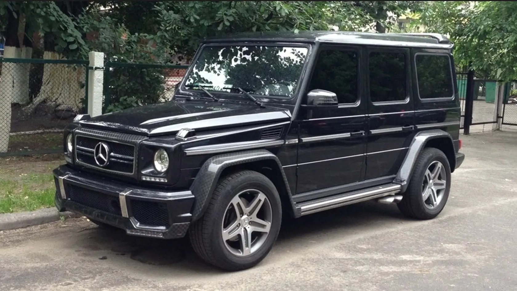 Mercedes G 500. G 500 s motorom V8 bol snom mnohých bohatých ľudí a u nás po ňom zhodou okolností zatúžili aj mafiáni. A aj tí z bratislavkého Lamača .G500-vku mal aj „Piťo“ údajný pán Lamača. Juraj Ondrejčák alias „Piťo“ momentálne sedí v base. Dostal sa tam pri pamätnom teatrálnom zásahu kukláčov, keď šli na Piťa a jeho rodinu ako pri rukojemníckej dráme. Nechýbalo zlaňovanie kukláčov z vrtuľníku.