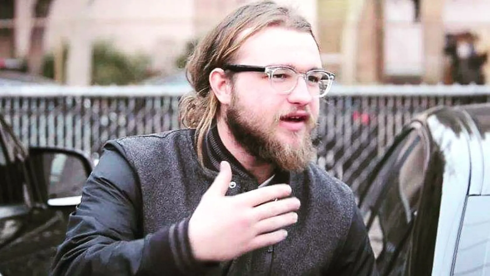 Angus T. Jones je členom sekty.