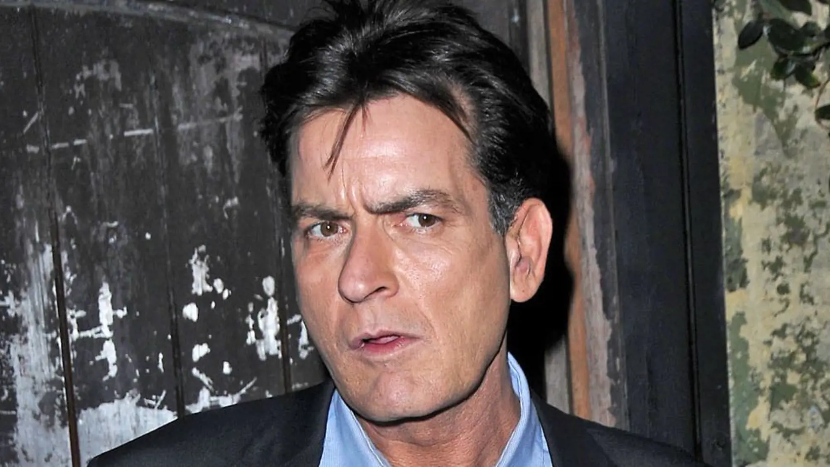Charlie Sheen opäť pod vplyvom alkoholu vyčíňal v bare a musel ho odtiaľ vyniesť vyhadzovač.