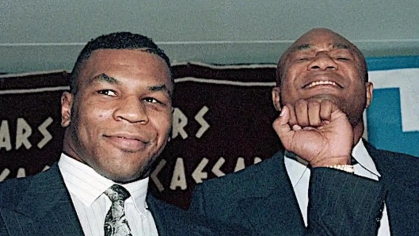 Mike Tyson (vpravo) a George Foreman.