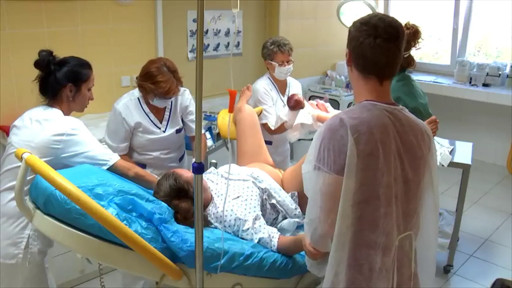 Zábery na pôrody divákov neohúrili.
