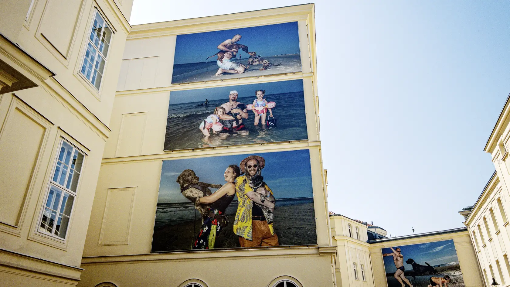 Fotografie zo psej pláže Sankt Peter‑Ording na severe Nemecka od Hansa‑Jürgena Burkarda.