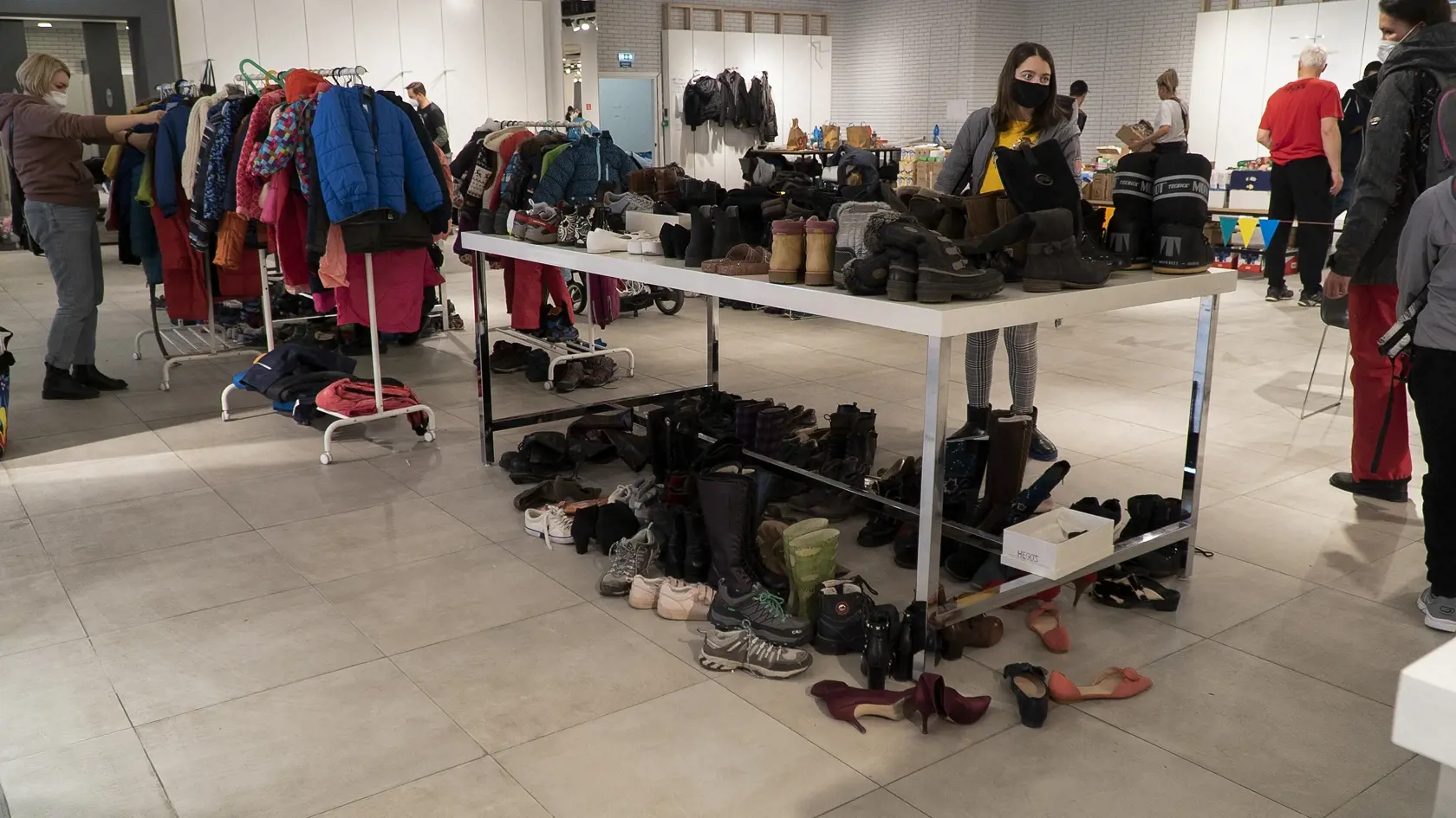 Ukrajinci a Ukrajinky, ktorí na Slovensko utiekli pred vojnou, si môžu prísť do nákupného centra vziať: potraviny, hygienické potreby, potreby pre deti, oblečenie a obuv.