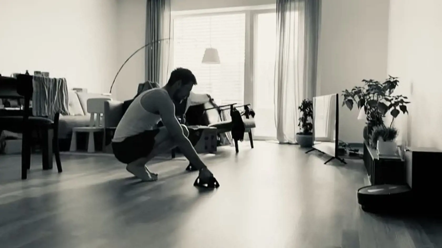 Juraj Loj a Zuzana Kanócz majú televízor na zemi.