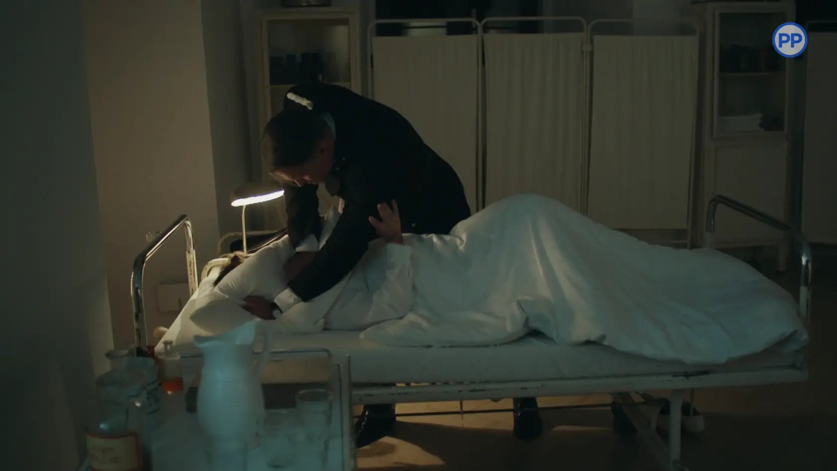 Walter schmatol vankúš a Wolfiho začak dusiť.