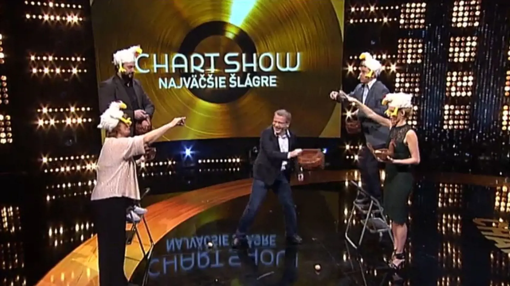 Adela Banášová v Chart show prekvapila hrou aj nezvyčajnou pokrývkou hlavy.