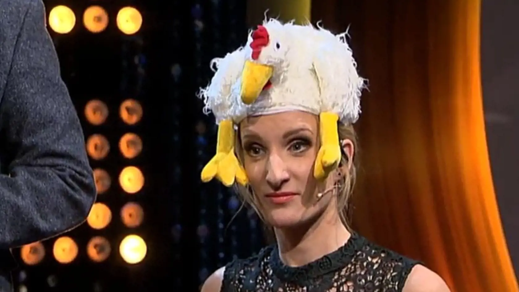 Adela Banášová v Chart show prekvapila hrou aj nezvyčajnou pokrývkou hlavy.