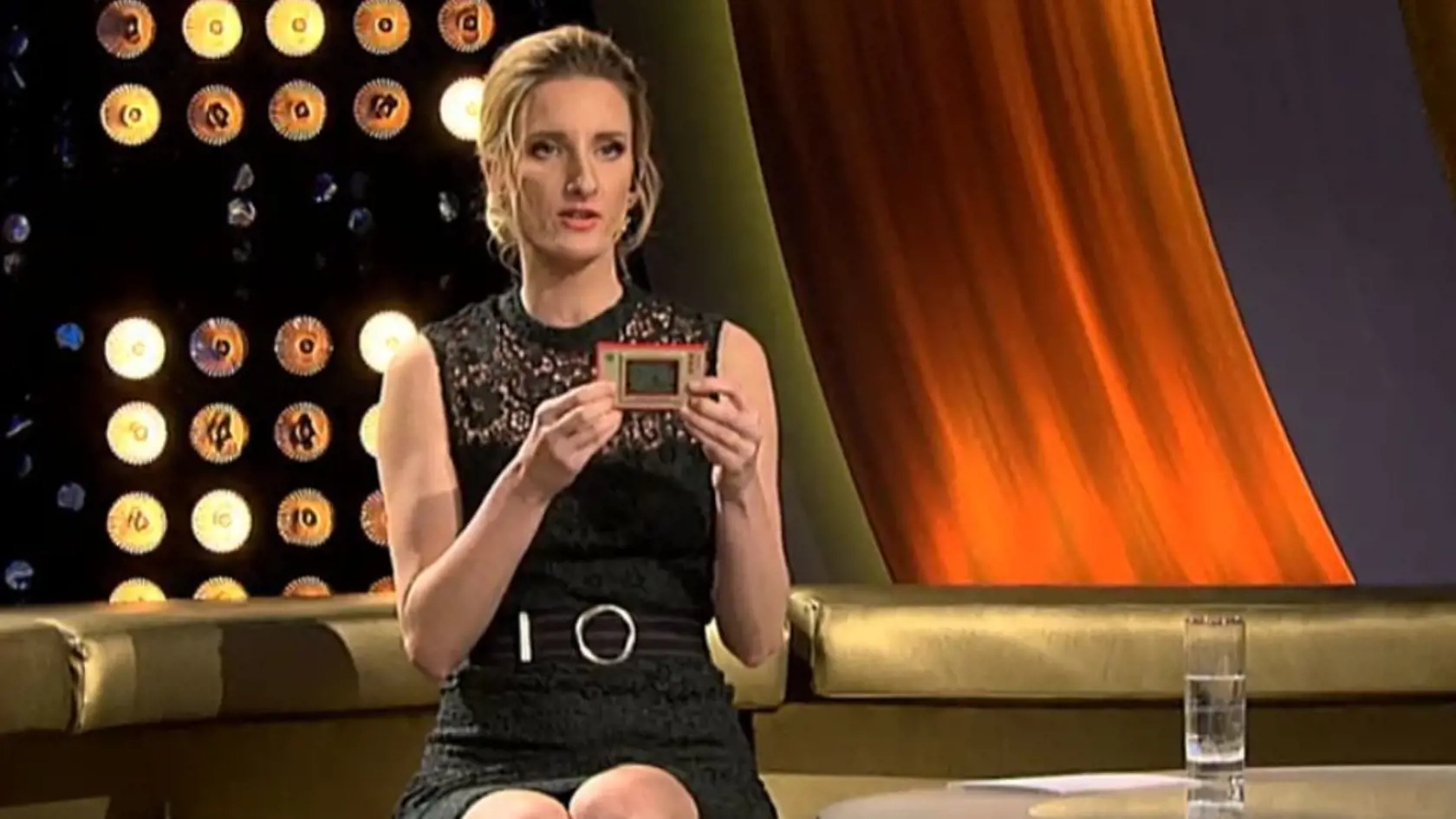 Adela Banášová v Chart show prekvapila hrou aj nezvyčajnou pokrývkou hlavy.