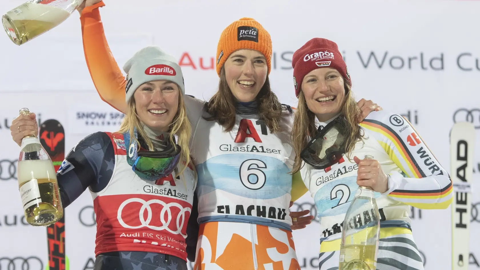 Slovenská lyžiarka Petra Vlhová sa teší  z víťazstva v nočnom slalome Svetového pohára žien v rakúskom Flachau.
