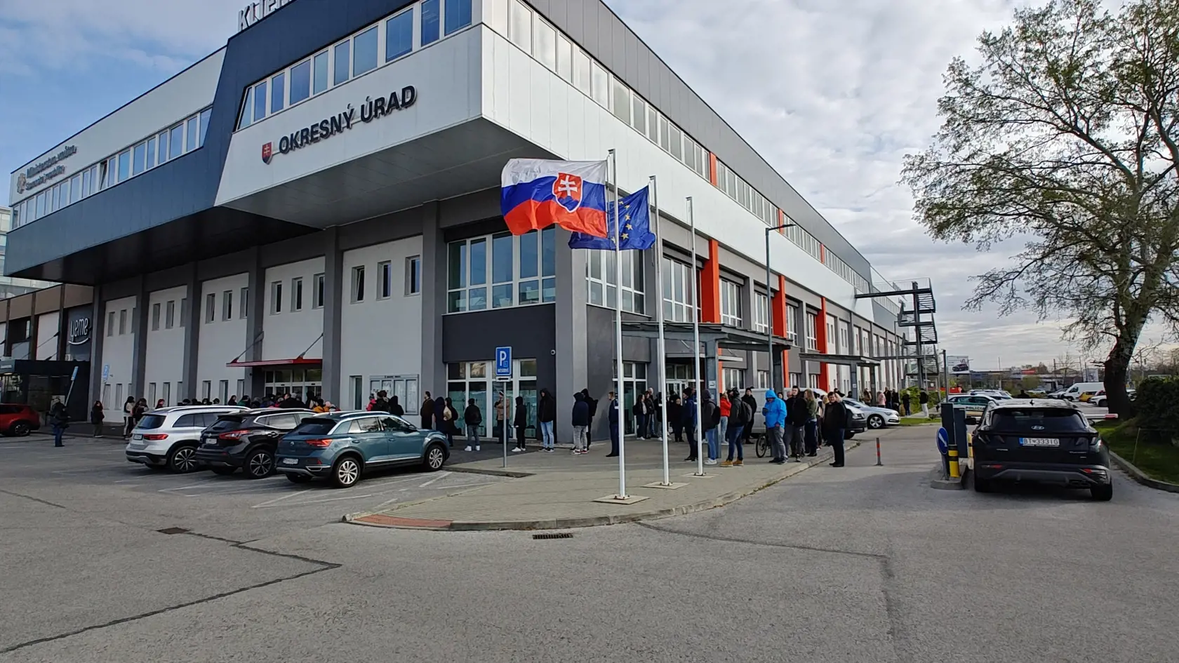 Obrovské rady pred Klientskym centrom v Bratislave pred zdražením.