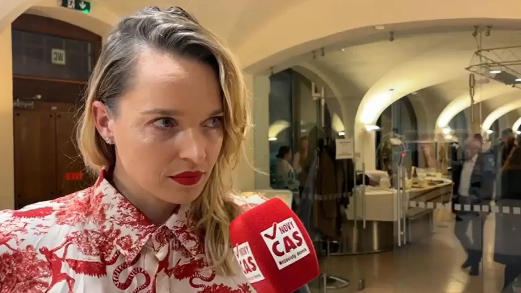 Romana Tabak na vernisáži na Bratislavskom hrade.