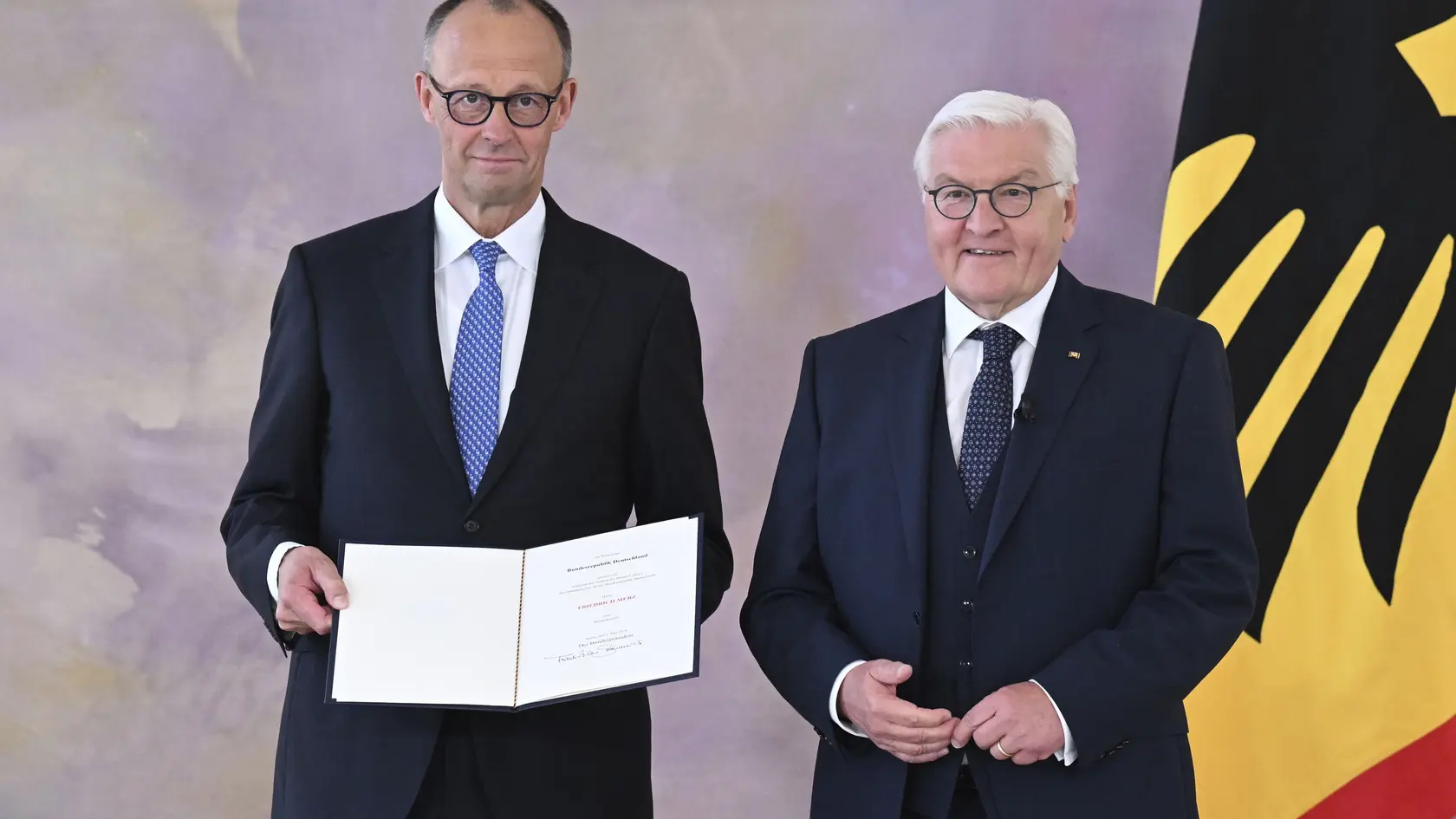 Predseda Kresťanskodemokratickej únie (CDU) Friedrich Merz (vľavo) sa oficiálne stal novým nemeckým spolkovým kancelárom po tom, ako ho do funkcie vymenoval nemecký prezident Frank-Walter Steinmeier (vpravo).