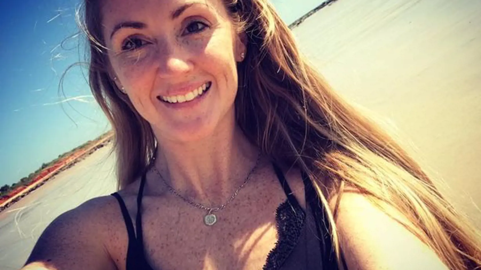 Melissa kŕmila žraloka holou rukou. Mala z pekla šťastie, že neprišla ani len o prst, za ktorý ju žralok stiahol do vody.