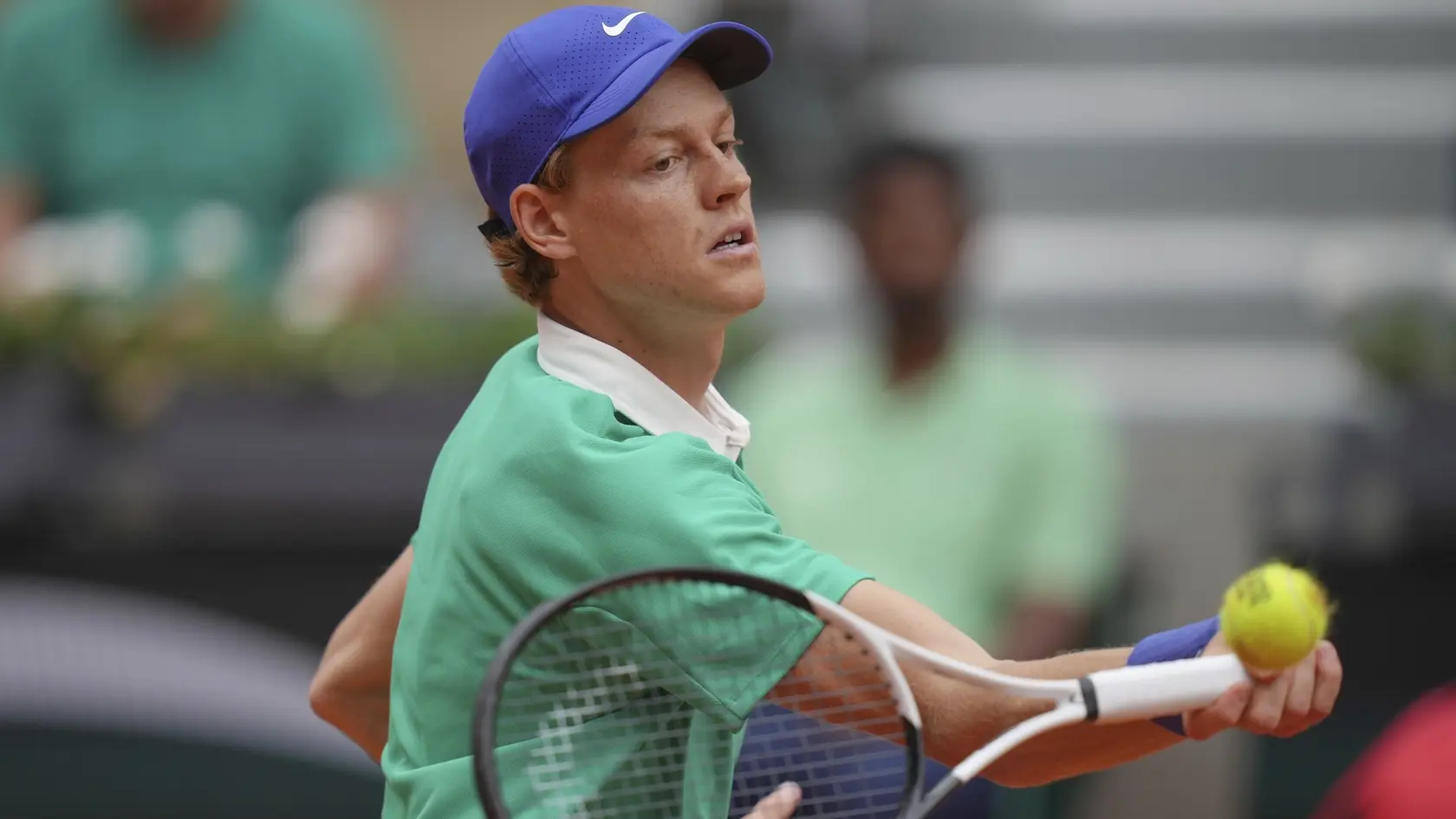 Taliansky tenista Jannik Sinner odvracia úder Jiřího Lehečku z Česka počas zápasu 3. kola mužskej dvojhry na grandslamovom turnaji Roland Garros v Paríži v sobotu 31. mája 2025. FOTO TASR/AP