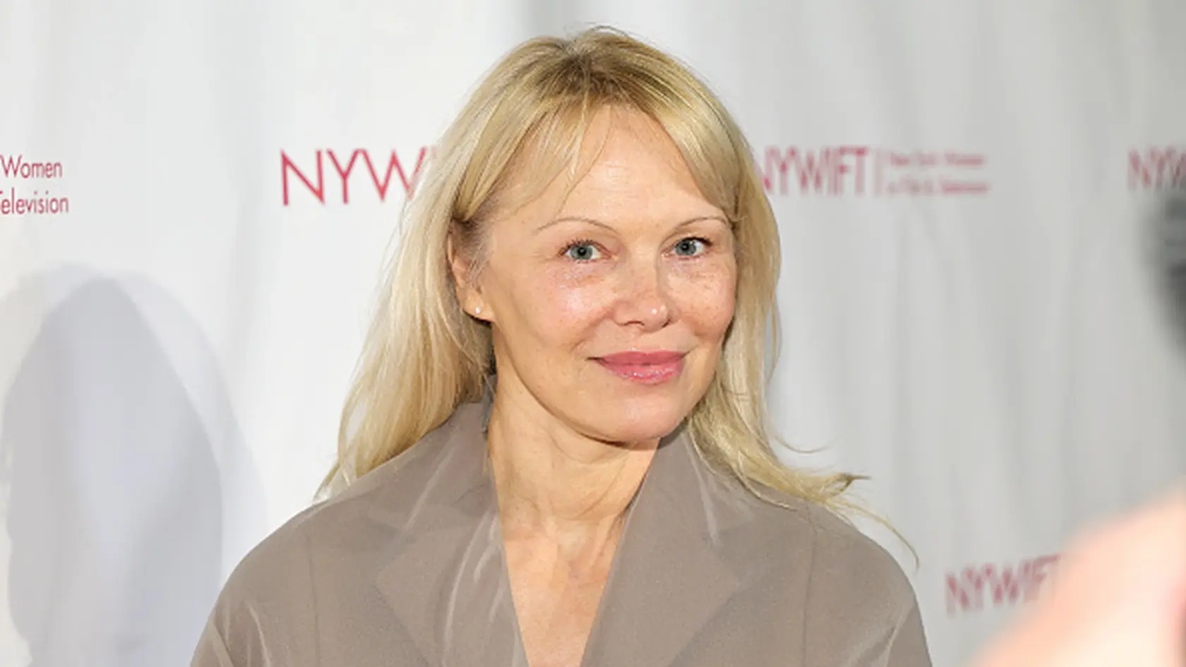 Pamela Anderson sa rozhodla po smrti svojej vizážistky nepoužívať žiaden mejkap a starnúť s gráciou. To sa však mnohým nepozdáva a tvrdia, že to nie je úplne jej rozhodnutie...