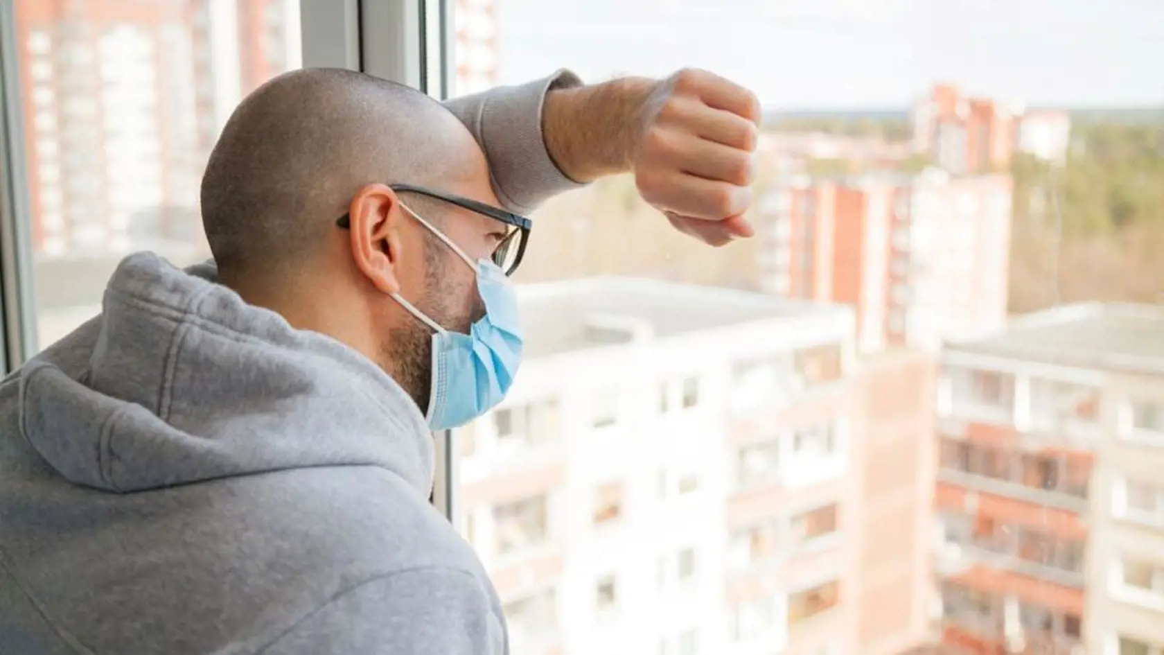 Medzi najčastejšie príznaky omikronu patria silná únava, bolesti celého tela, silné nočné potenie, kašeľ, bolesť/škrabanie v hrdle, nádcha, bolesť hlavy, sfarbenie pier, nechtov a pokožky do šije (kvôli nedostatku kyslíku), u detí sa môže objaviť vyrážka, v porovnaní s predchádzajúcimi variantami zvyčajne chýba strata chuti a zápachu.