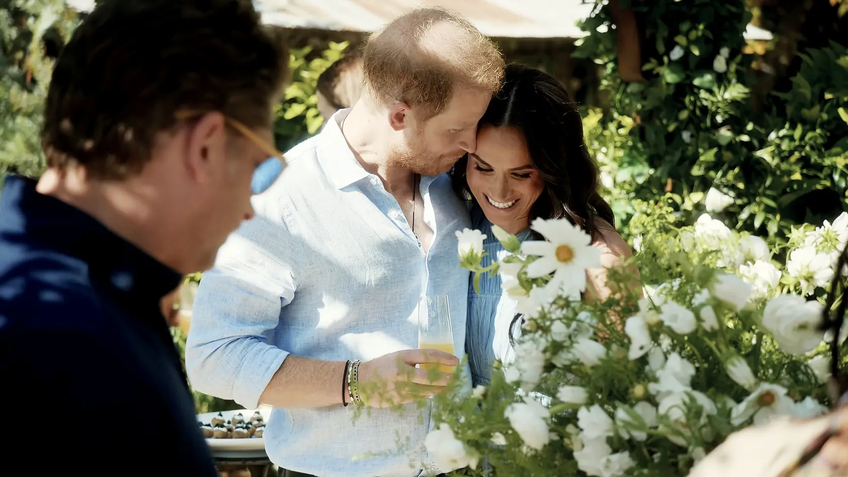 Láska ide cez  žalúdok a  Meghan sľubuje, že Harrymu chce smažiť obľúbené hamburgre do konca života.