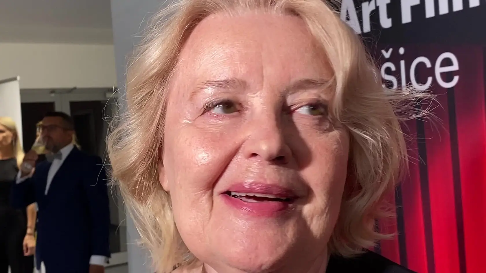 Šarmantná herečka Magda Vášáryová sa v piatok zúčastnila otváracieho ceremoniálu najstaršieho filmového festivalu u nás. Na Art Film prišla v sprievode dcéry Hanky a jej dvoch dcér. Zaspomínala si na účinkovanie v legendárnom filme Postřižiny. Naozaj vypila na ex krígel piva?