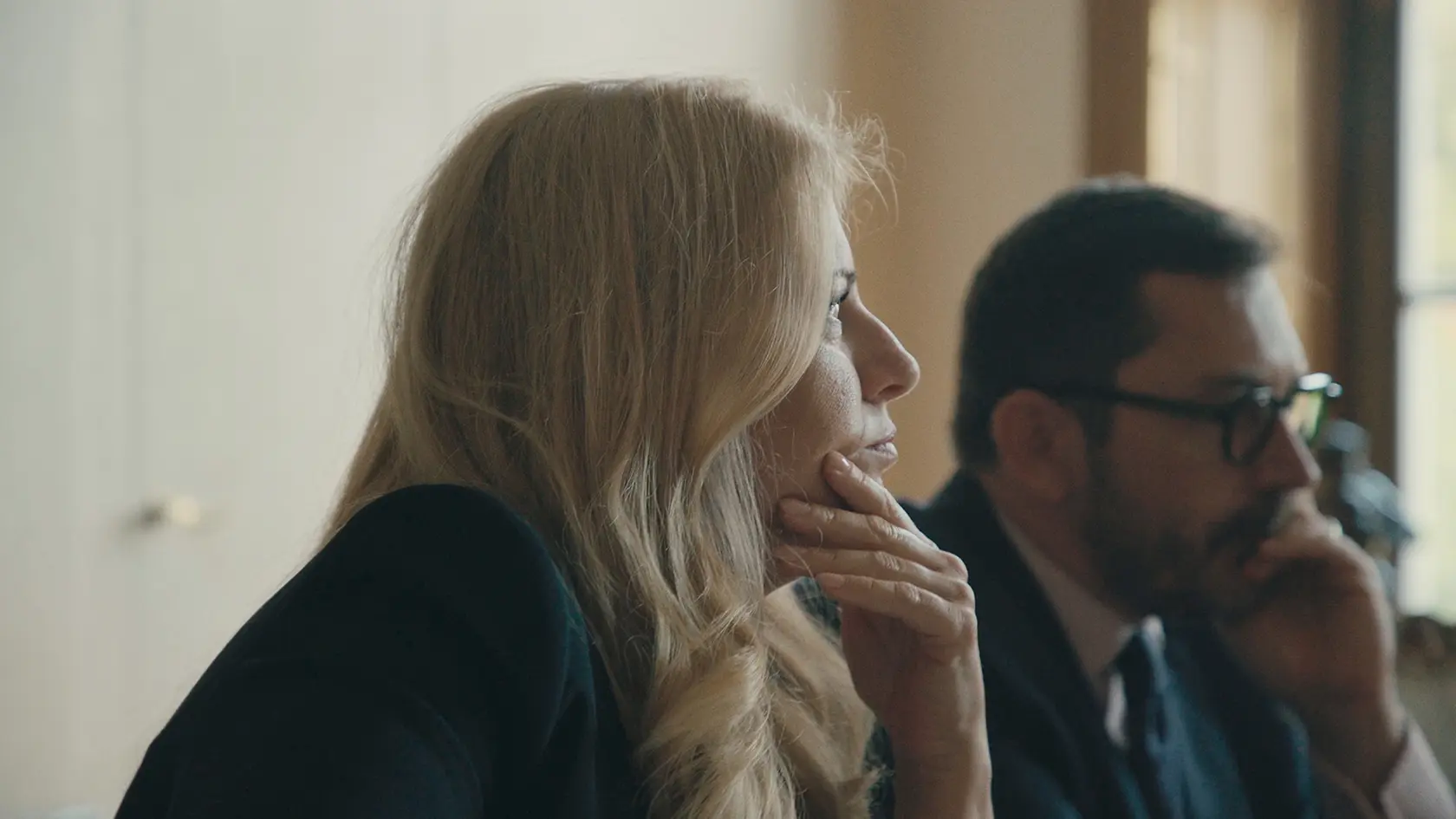 Zábery z nového dokumentu Prezidentka (2024). Zuzana Čaputová v snímke odhaľuje zákulisie Prezidentského paláca, ako prebieha udeľovanie amnestií, ale aj to ako sa pripravuje na verejné prejavy a ako sa vyrovnala so smrťou otca.