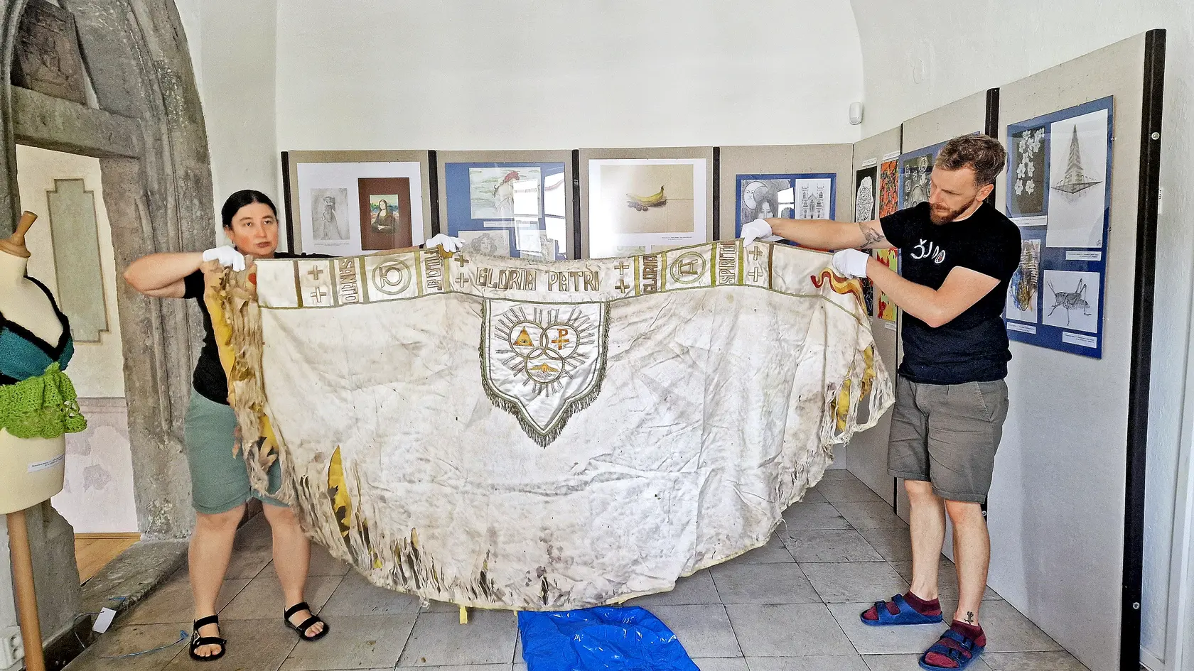 Reparácia vzácnych hávov bola mimoriadne náročná.