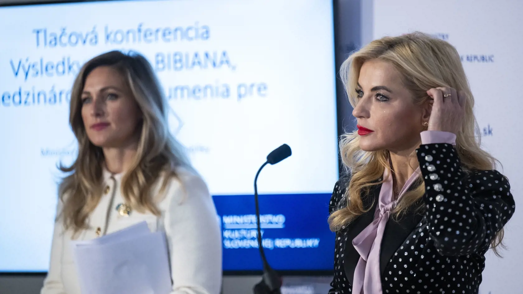 Na sníkme sprava ministerka kultúry SR Martina Šimkovičová (nominantka SNS) a riaditeľka Medzinárodného domu umenia pre deti Bibiana Petra Flach počas tlačovej konferencie na tému Závažné zistenia vyplývajúce z auditu v Medzinárodnom dome umenia pre deti Bibiana 18. novembra 2024 v Bratislave. FOTO TASR - Jakub Kotian