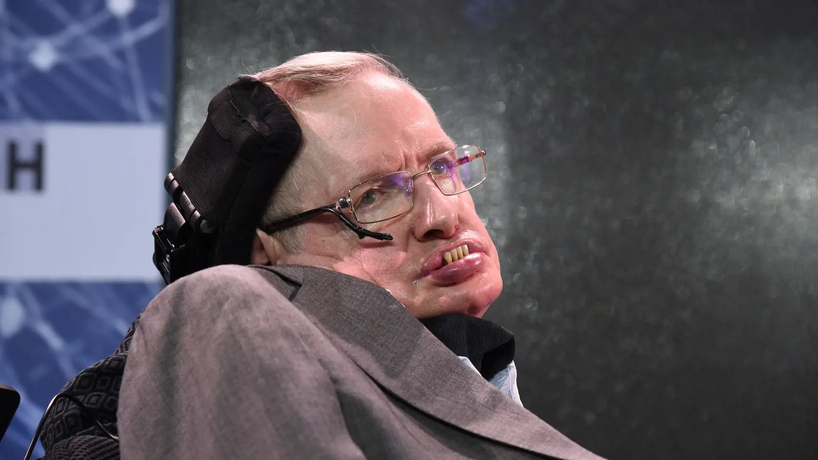 Britský teoretický fyzik Stephen Hawking († 76)