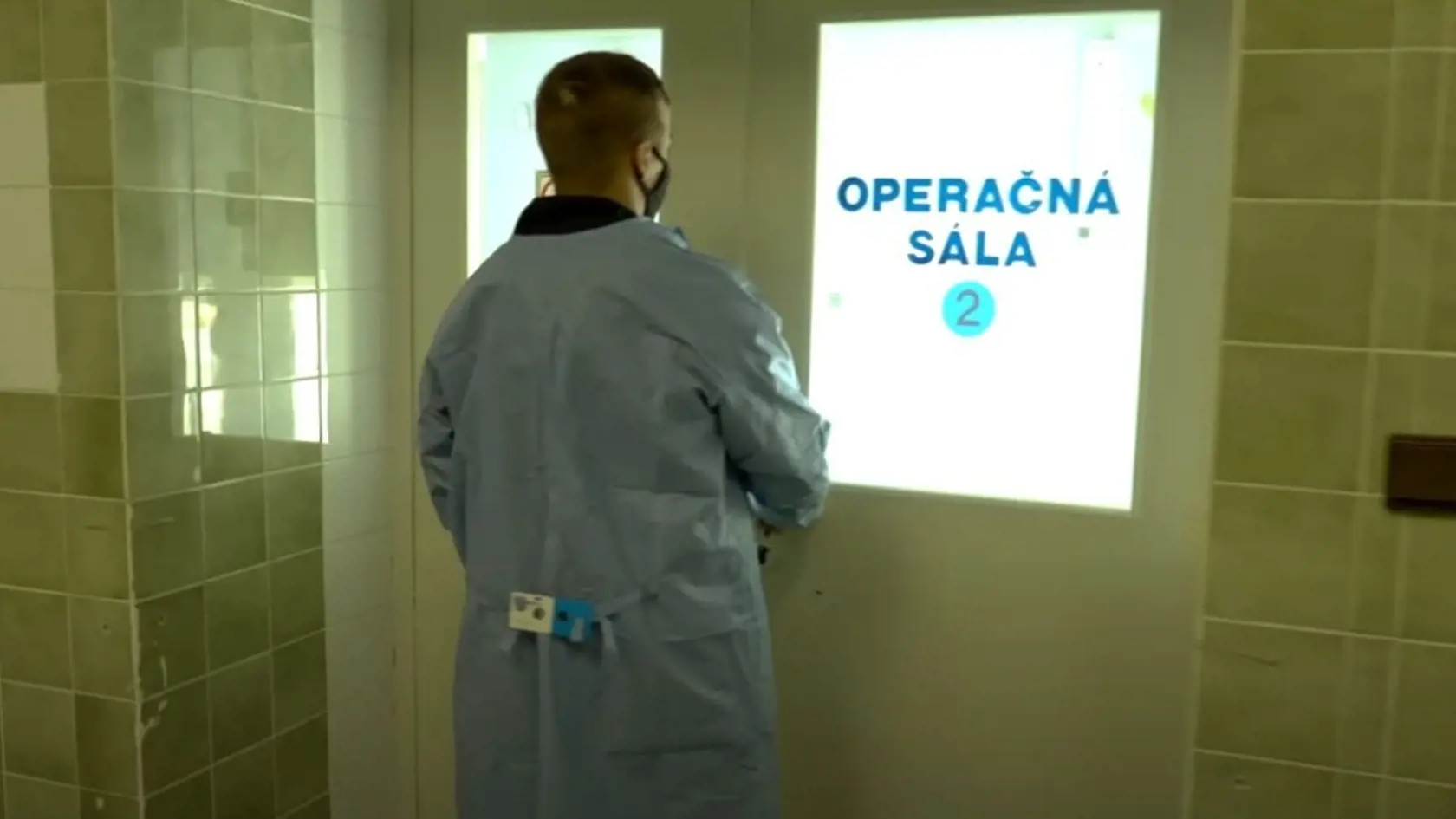 Lekári musia v takom teple zachraňovať životy naobliekaní v plášťoch a čapiciach a gumených rukaviciach.