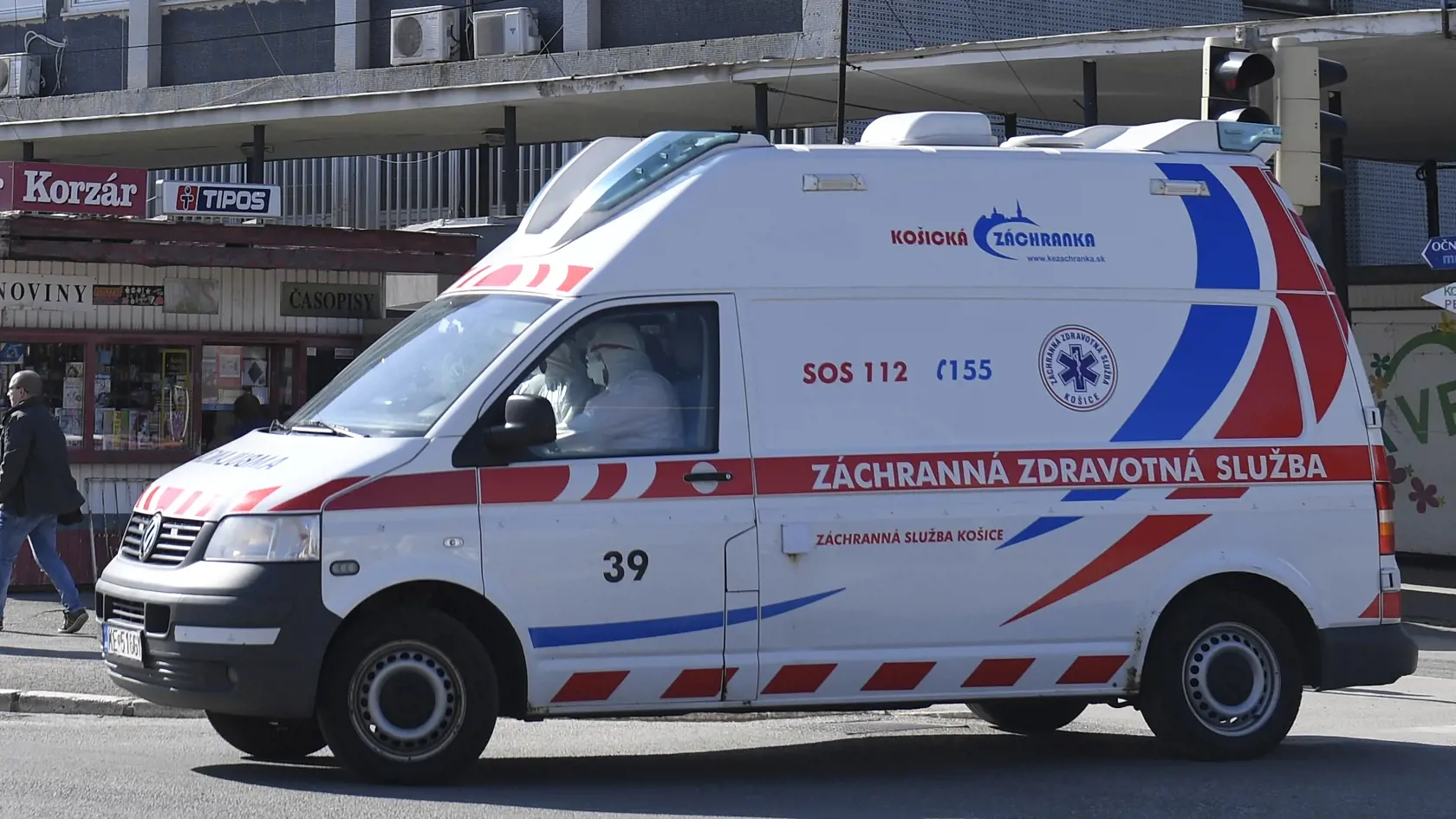 Na snímke sanitka so zdravotníkmi v maskách a ochranných odevoch pred Univerzitnou nemocnicou L. Pasteura v Košiciach 10. marca 2020. FOTO TASR – František Iván