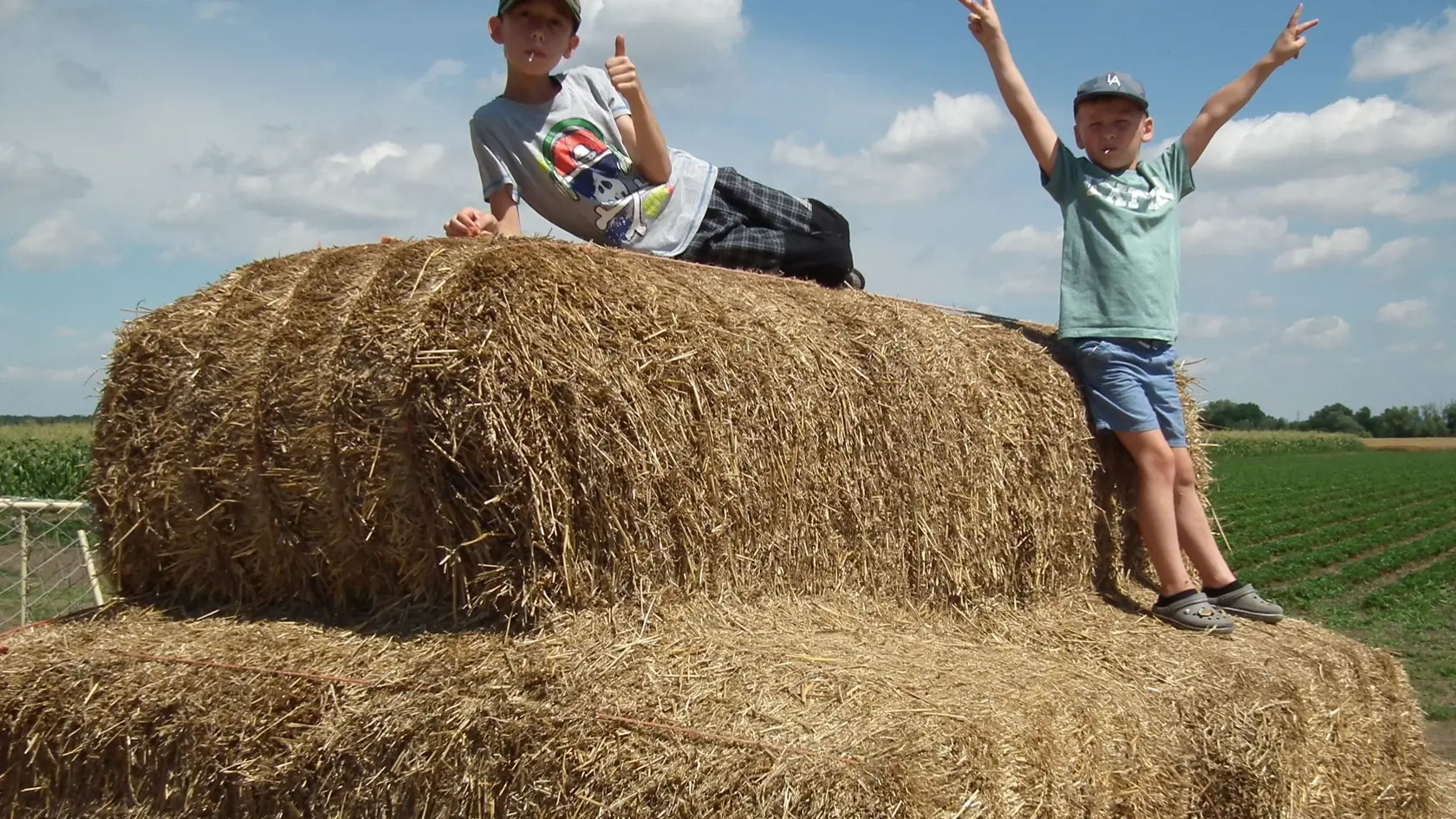  Ákos (6, vpravo) aj Adrián (8) z Galanty našli všetkých sedem stanovíšť, ba vylúštili aj hádanky, za čo dostali ako odmenu sladké lízanky.