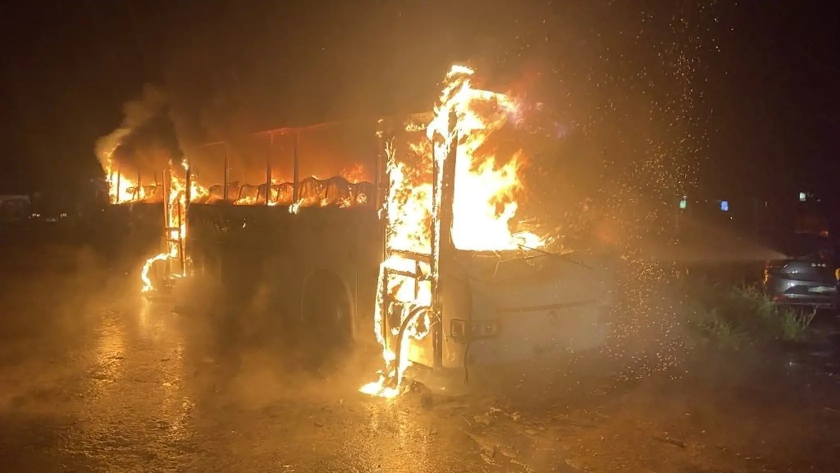 Horiaci autobus v bratislavskej Petržalke.