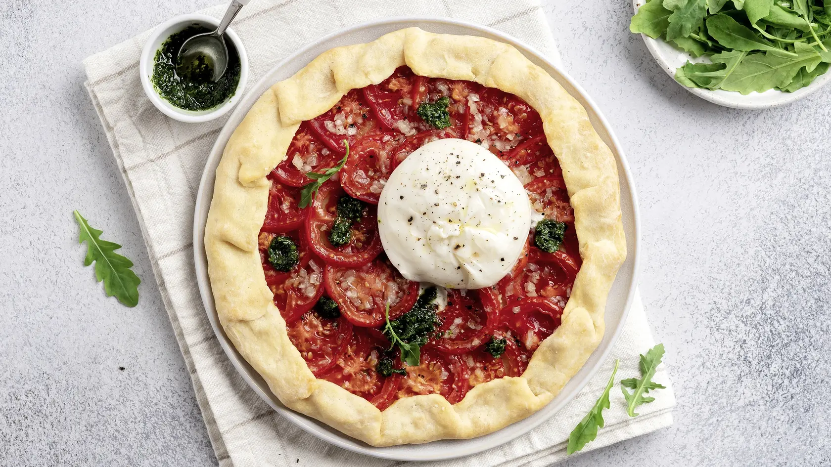 Galetka je krehký koláč. Šťavnaté paradajky krásne doladí jemný syr burrata alebo mozzarella.