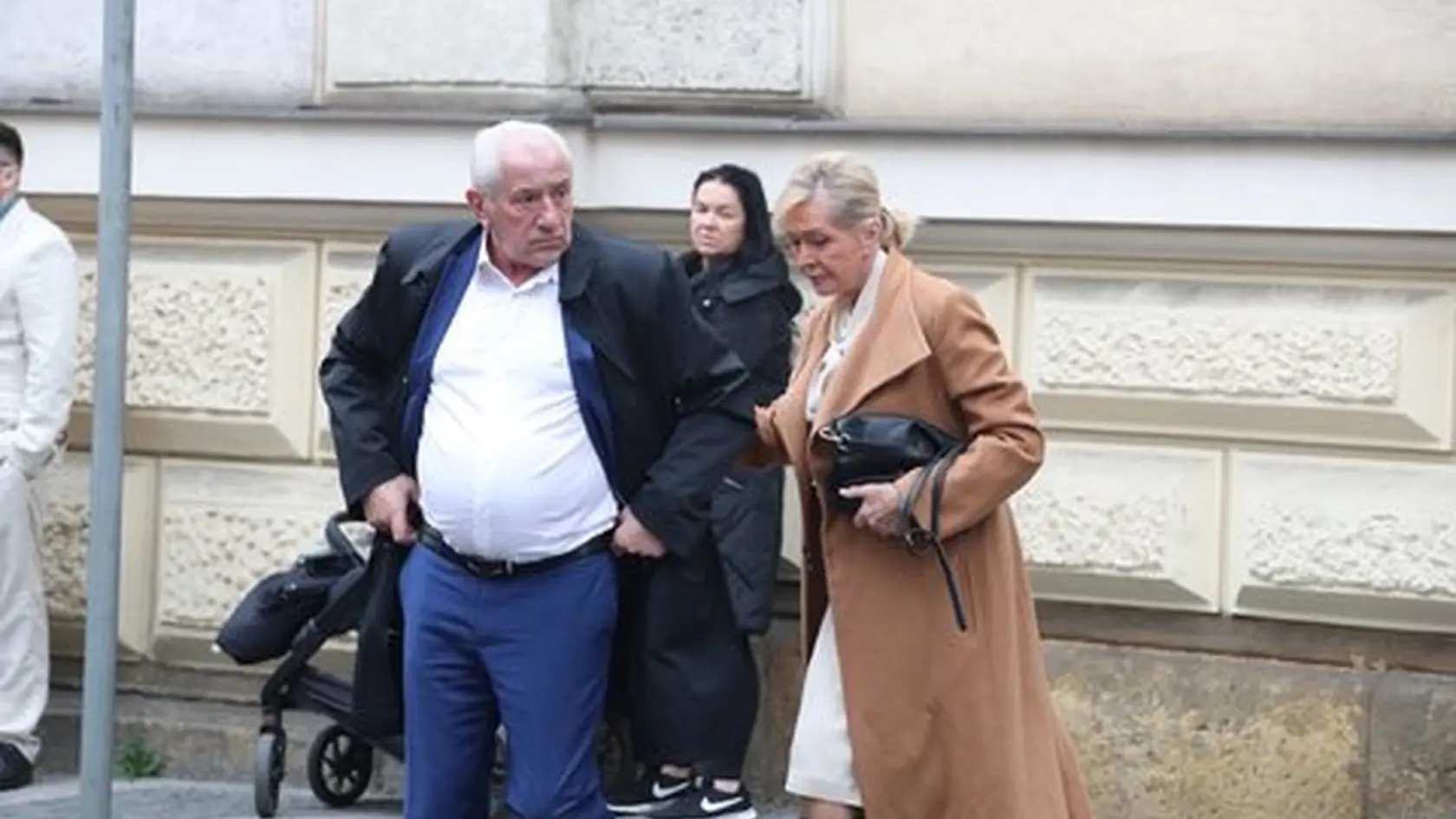 Pohreb Aničky Slováčkovej. Na snímke Helena Vondráčková s manželom.